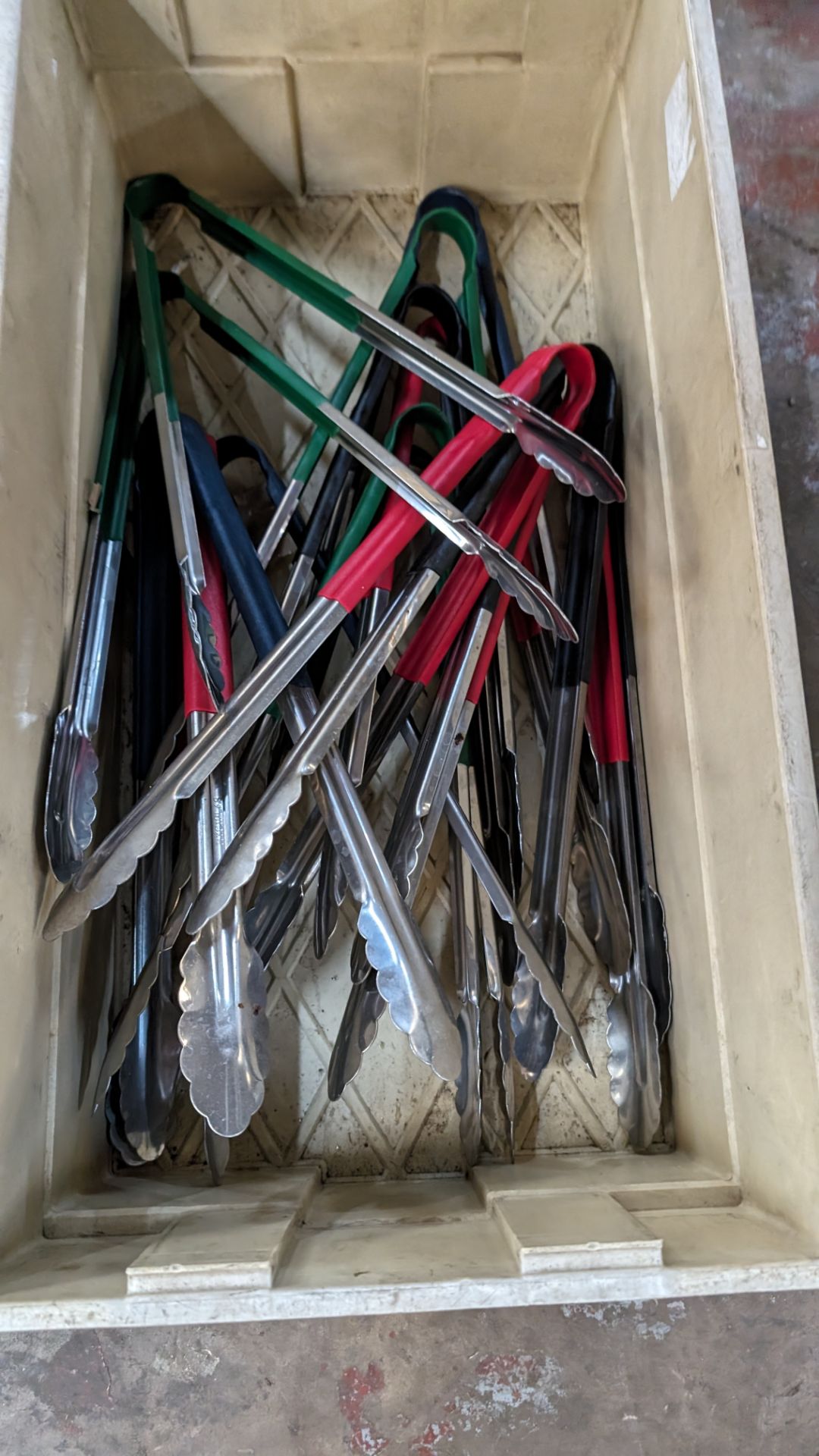 The contents of a crate of tongs - Image 3 of 4