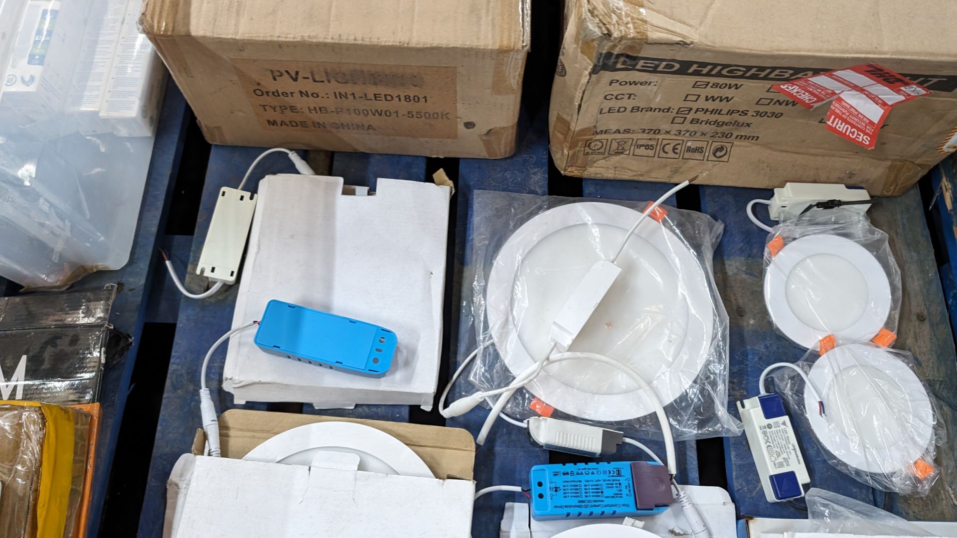 The contents of a pallet of assorted lighting products, including lamps, bulbs and drivers - Image 7 of 13
