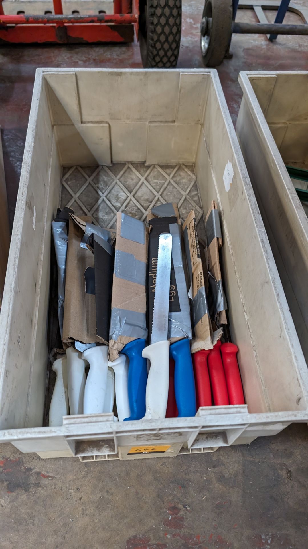 The contents of a crate of chefs knives - Bild 2 aus 4