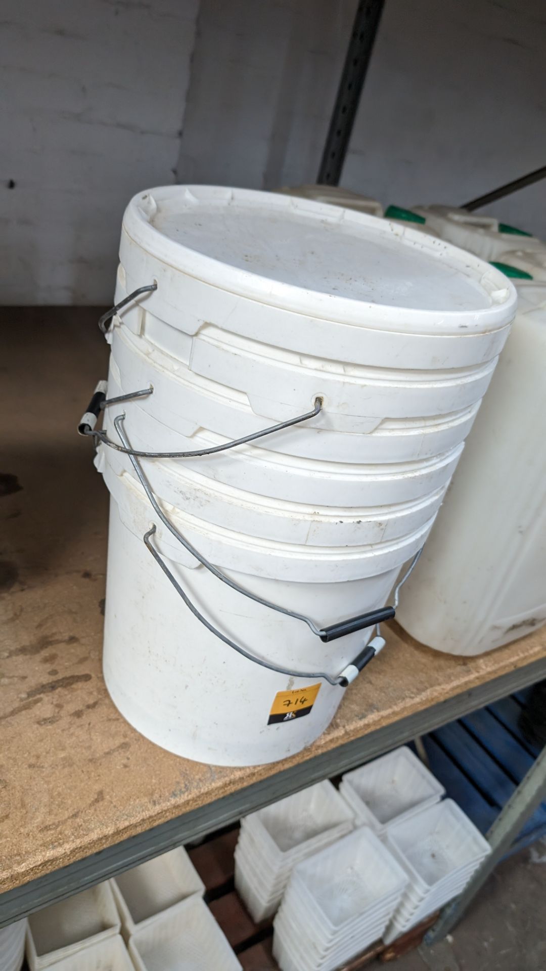 Quantity of plastic receptacles, comprising the contents of a pallet, plus small tubs above same (as - Bild 3 aus 10