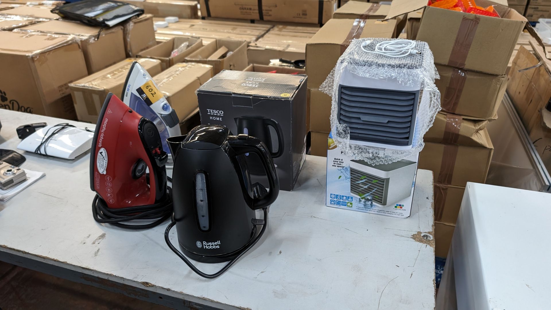 Mixed domestic appliance lot comprising 2 irons, 2 kettles and 1 mini portable air cooler - Bild 8 aus 8