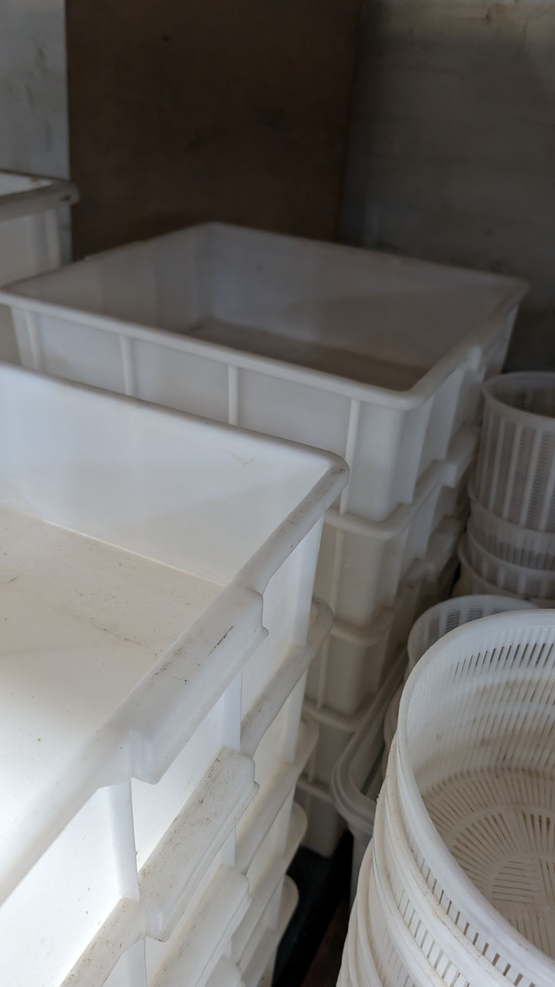 Contents of a pallet of large rectangular and square heavy duty plastic storage bins. - Image 4 of 5