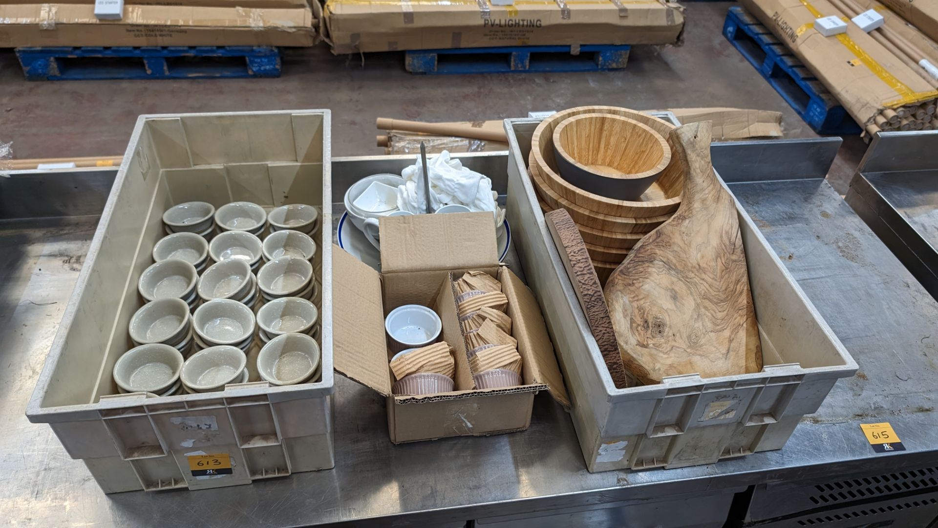 Quantity of ramekins and other crockery, wooden bowls and more - Bild 2 aus 6