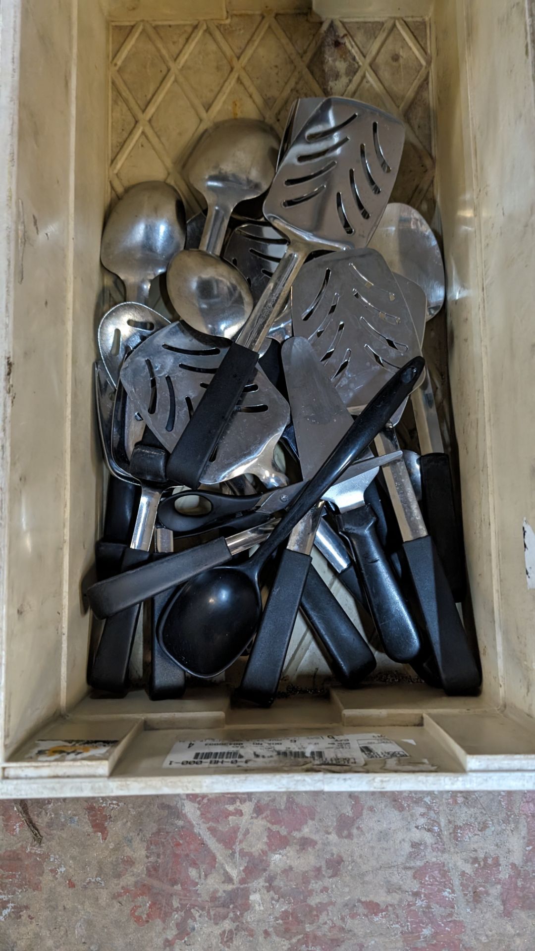 The contents of a crate of fish slices, cake slices, large spoons and similar - Image 3 of 4