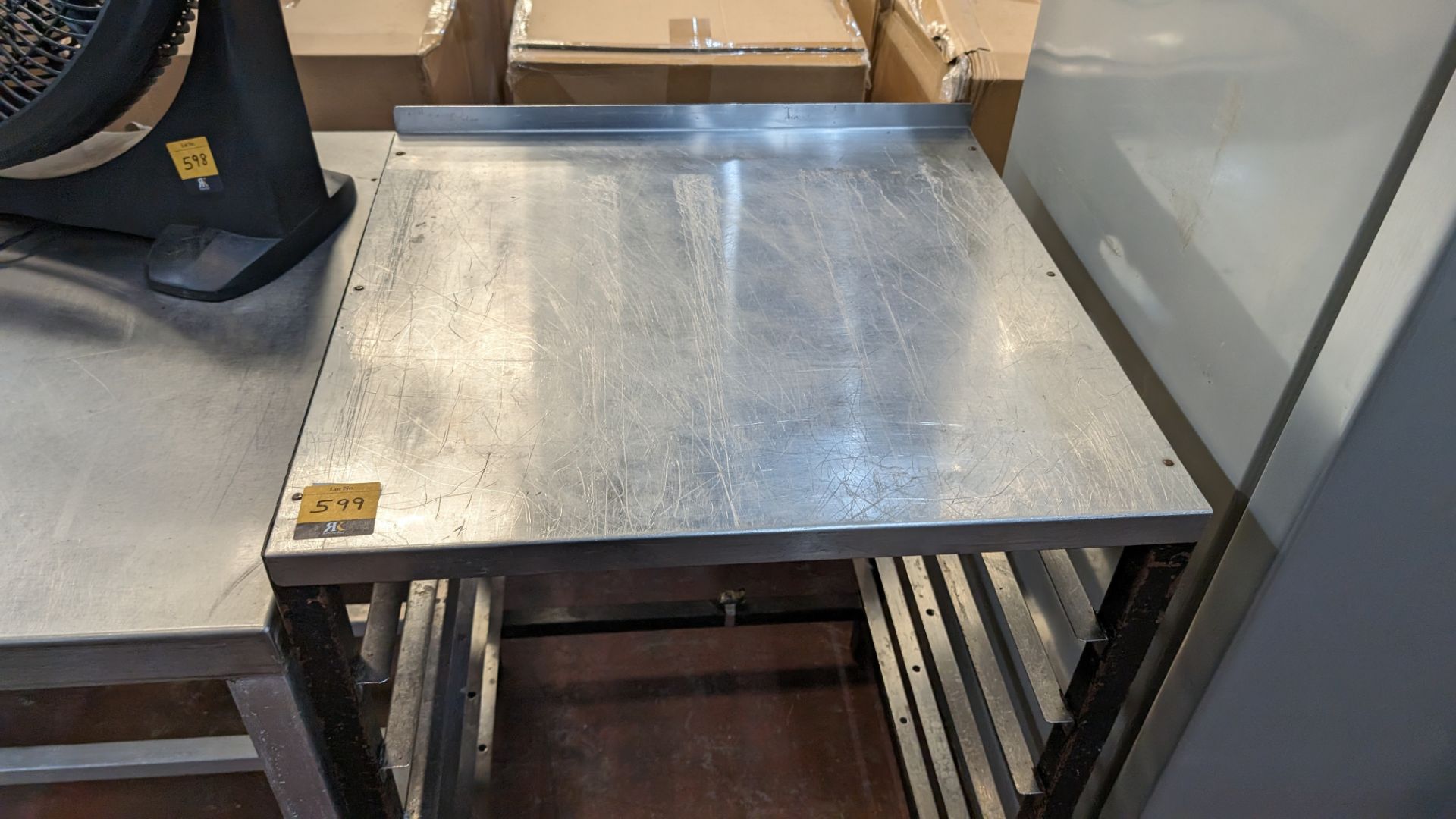 Stainless steel table with capacity for holding trays below, assumed to be for use for commercial di - Bild 3 aus 4