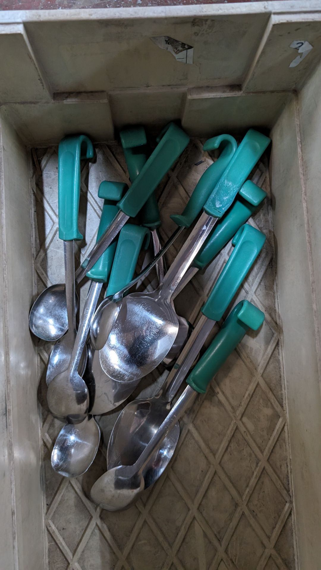 The contents of a crate of spoons - Image 4 of 4