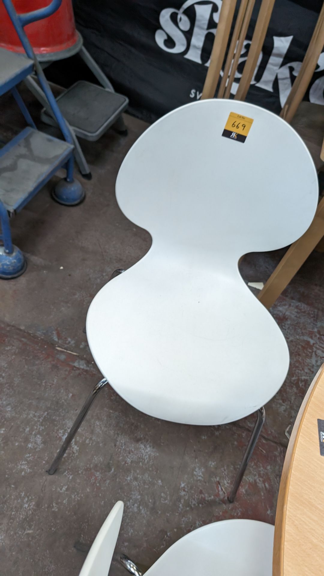 4 off matching white chairs on metal legs - Bild 3 aus 5