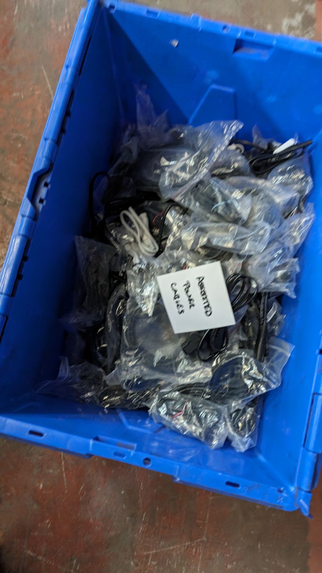 The contents of a crate of assorted power cables - Image 7 of 10
