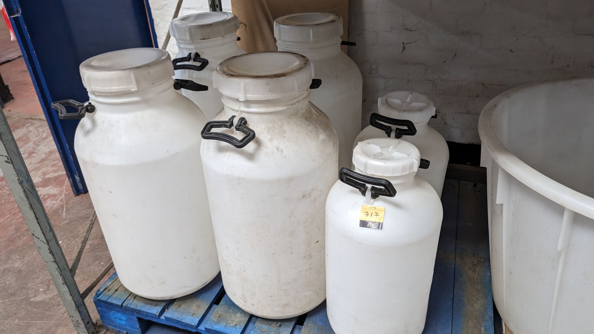 6 large and extra large plastic milk churns with lids - Bild 2 aus 4