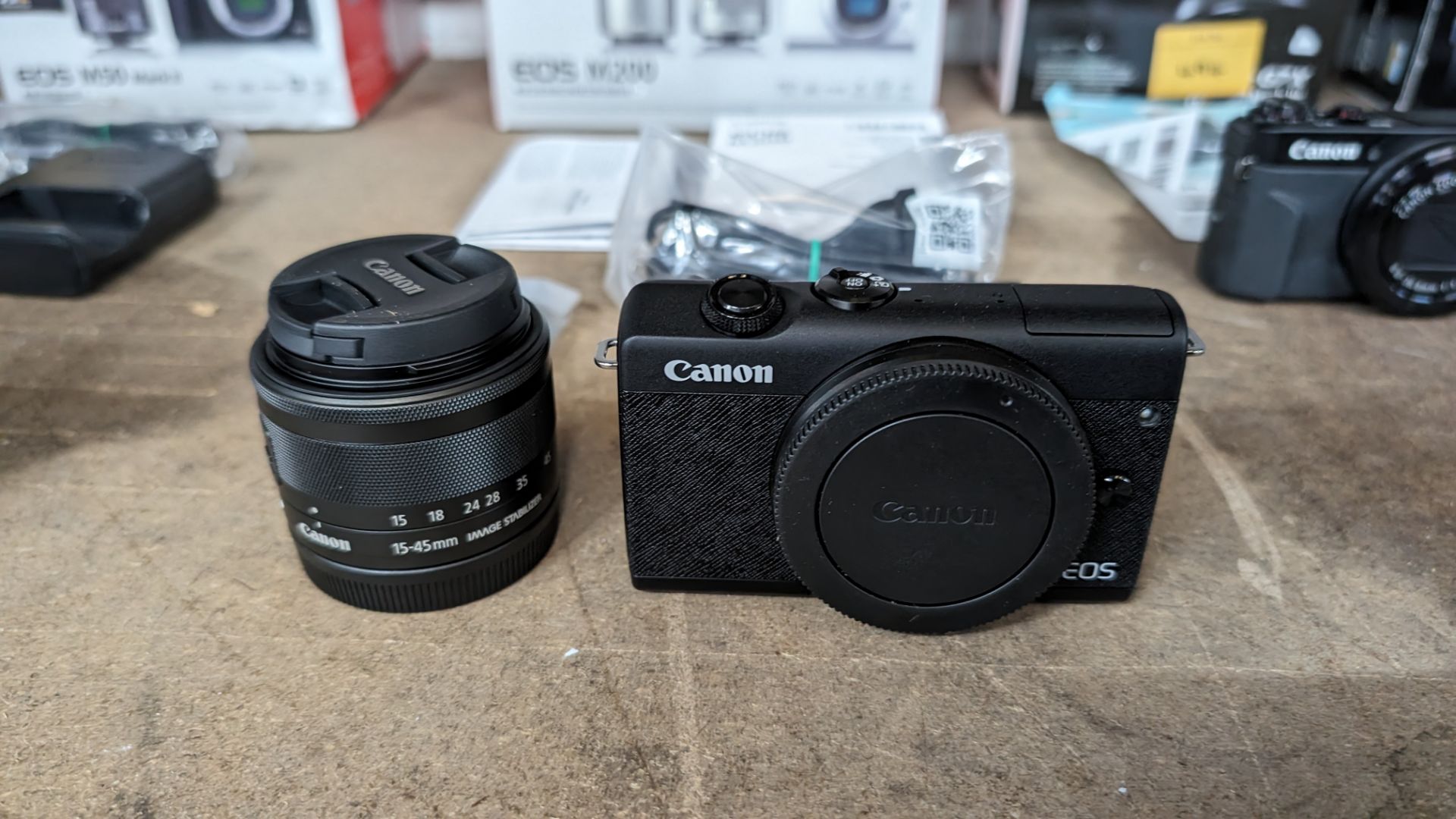 Canon EOS M200 camera kit, including 15-45mm image stabilizer lens, plus battery and charger - Image 3 of 12