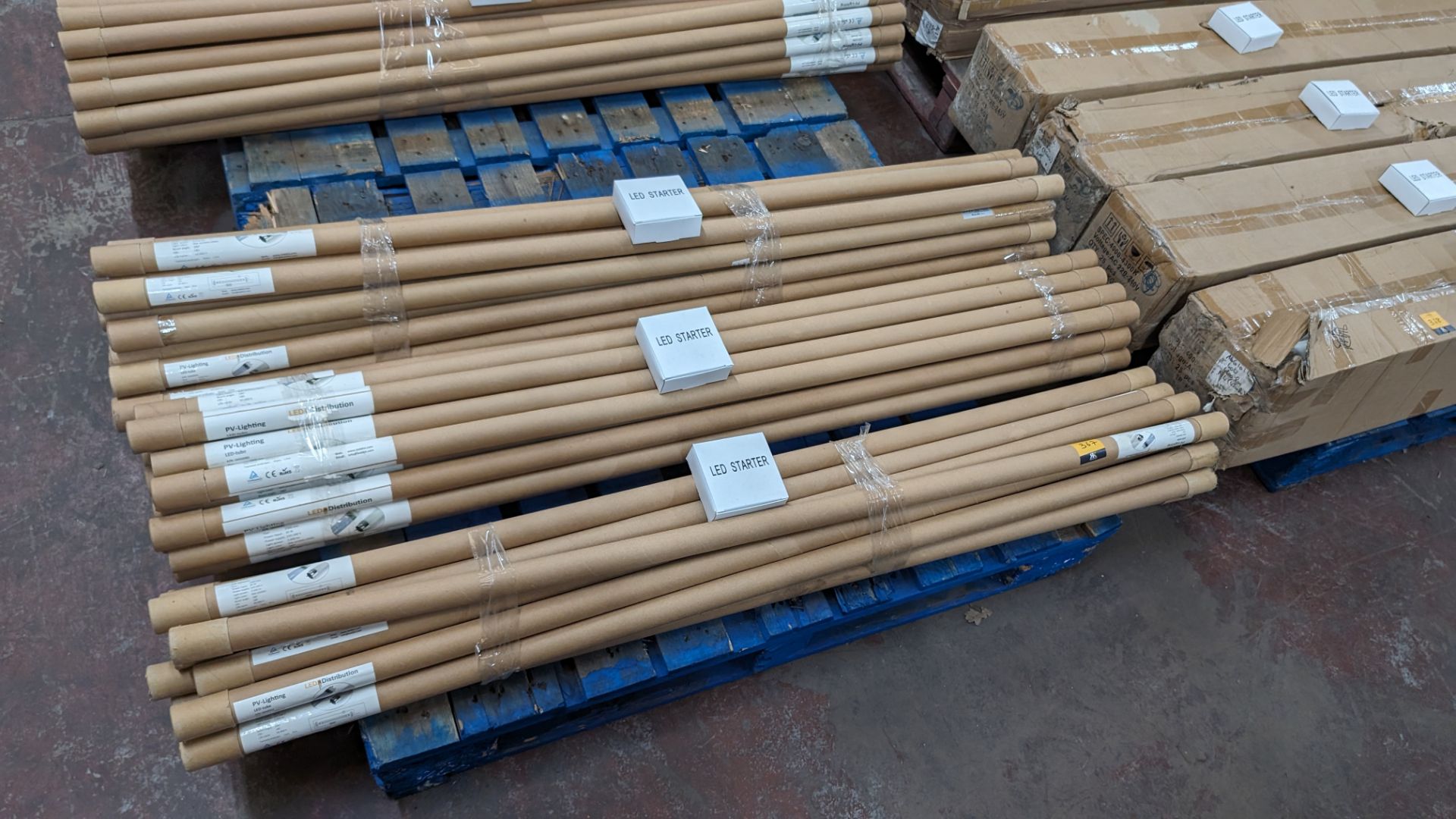 The contents of a pallet of 1500mm 30w 3600 lumens LED lighting tubes, 50,000 hours. Approximately - Bild 2 aus 7