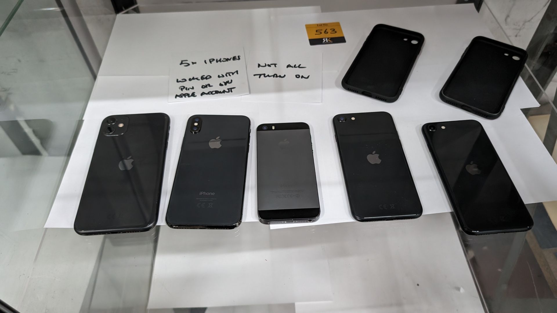 5 off assorted iPhones - these all belonged to a company in Liquidation. However, they are all lock - Bild 8 aus 13