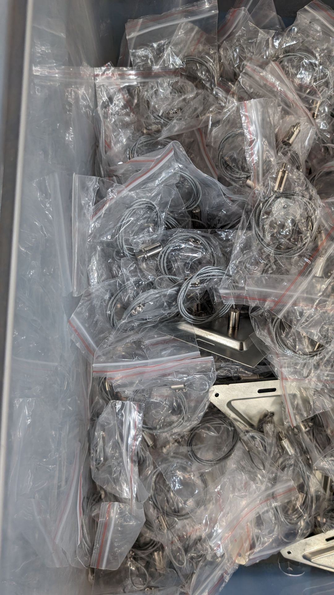 The contents of a crate of wire cable and fixing plates. For use with A1 and A2 panels - Bild 5 aus 7