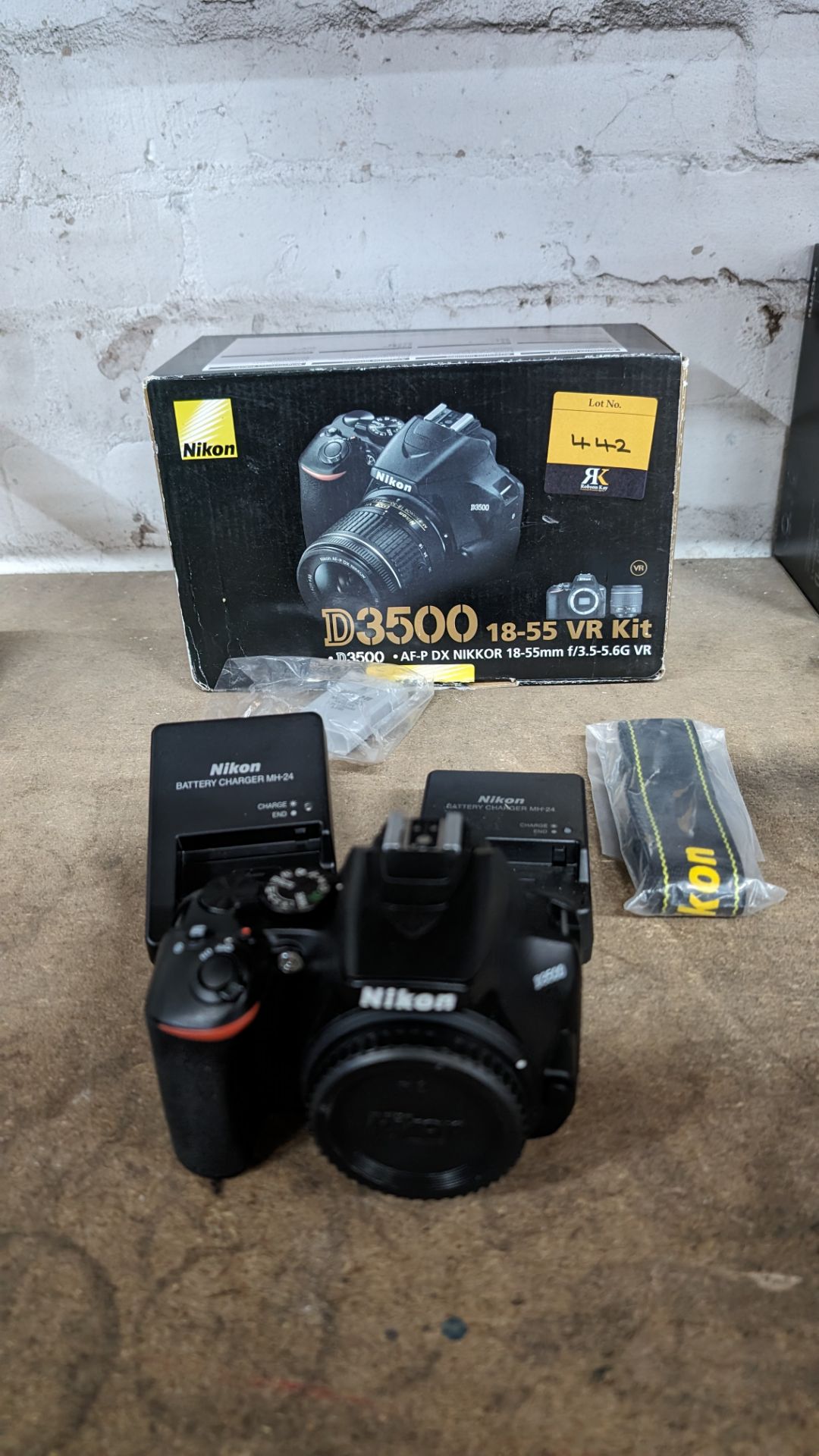 Nikon D3500 camera. Although this camera is in a box for a kit including a lens, this lot just comp - Bild 8 aus 8