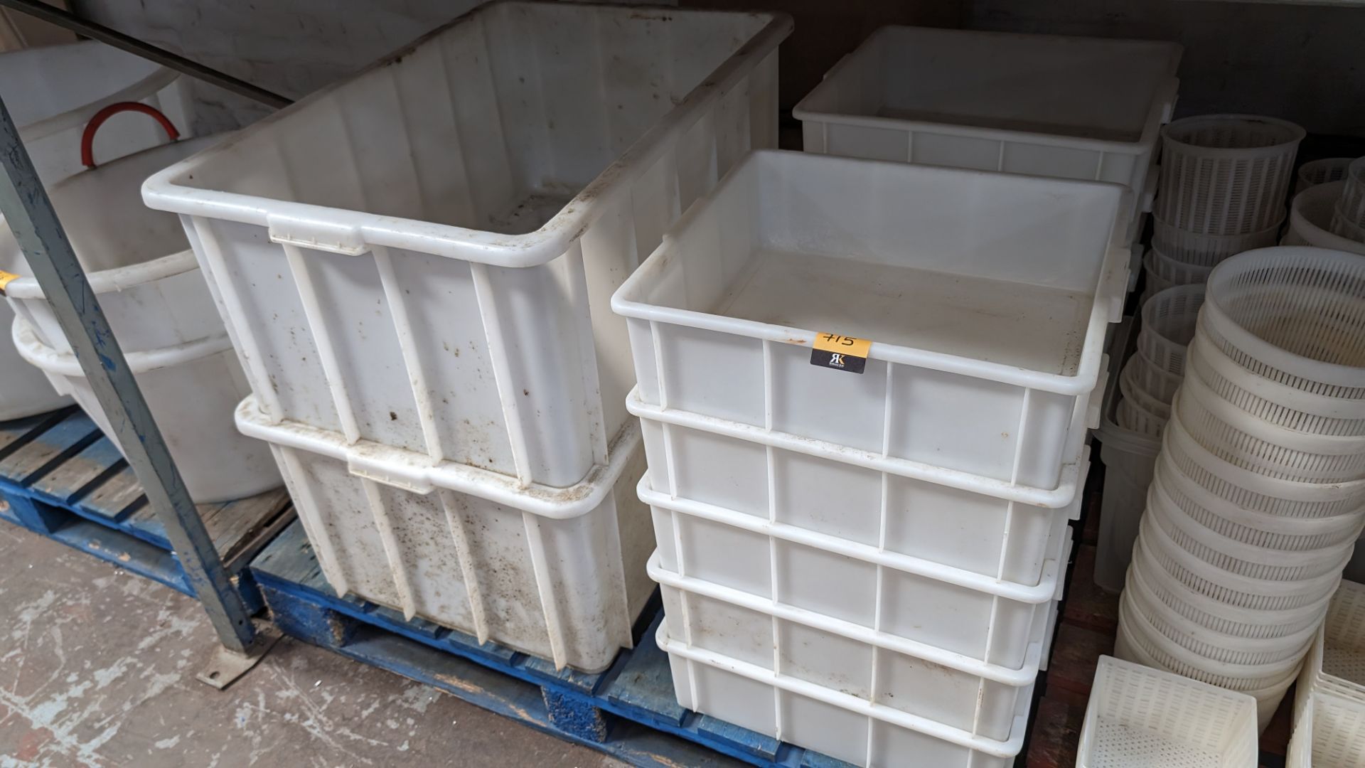 Contents of a pallet of large rectangular and square heavy duty plastic storage bins. - Bild 2 aus 5