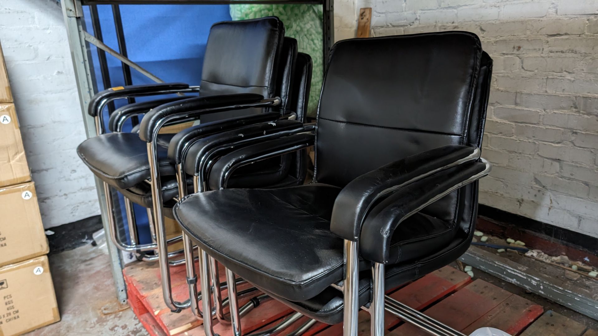 5 off matching stacking leather & chrome chairs - Bild 5 aus 6