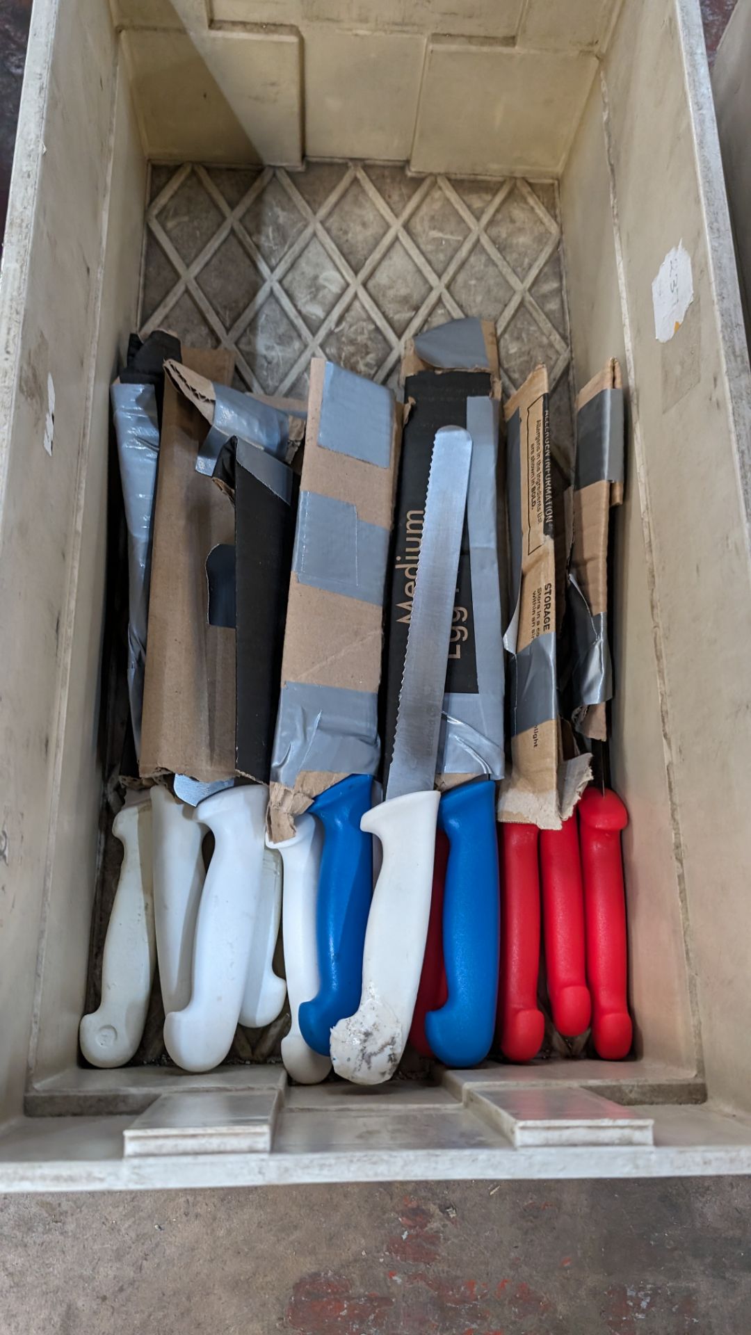The contents of a crate of chefs knives - Bild 3 aus 4