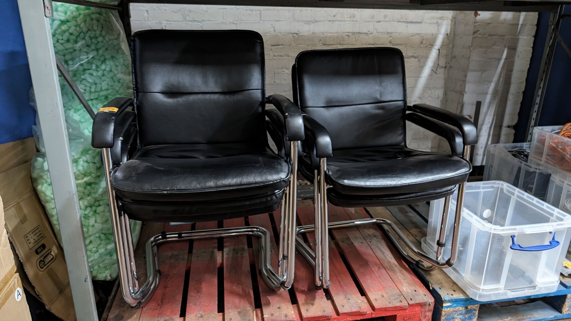 5 off matching stacking leather & chrome chairs - Bild 2 aus 6