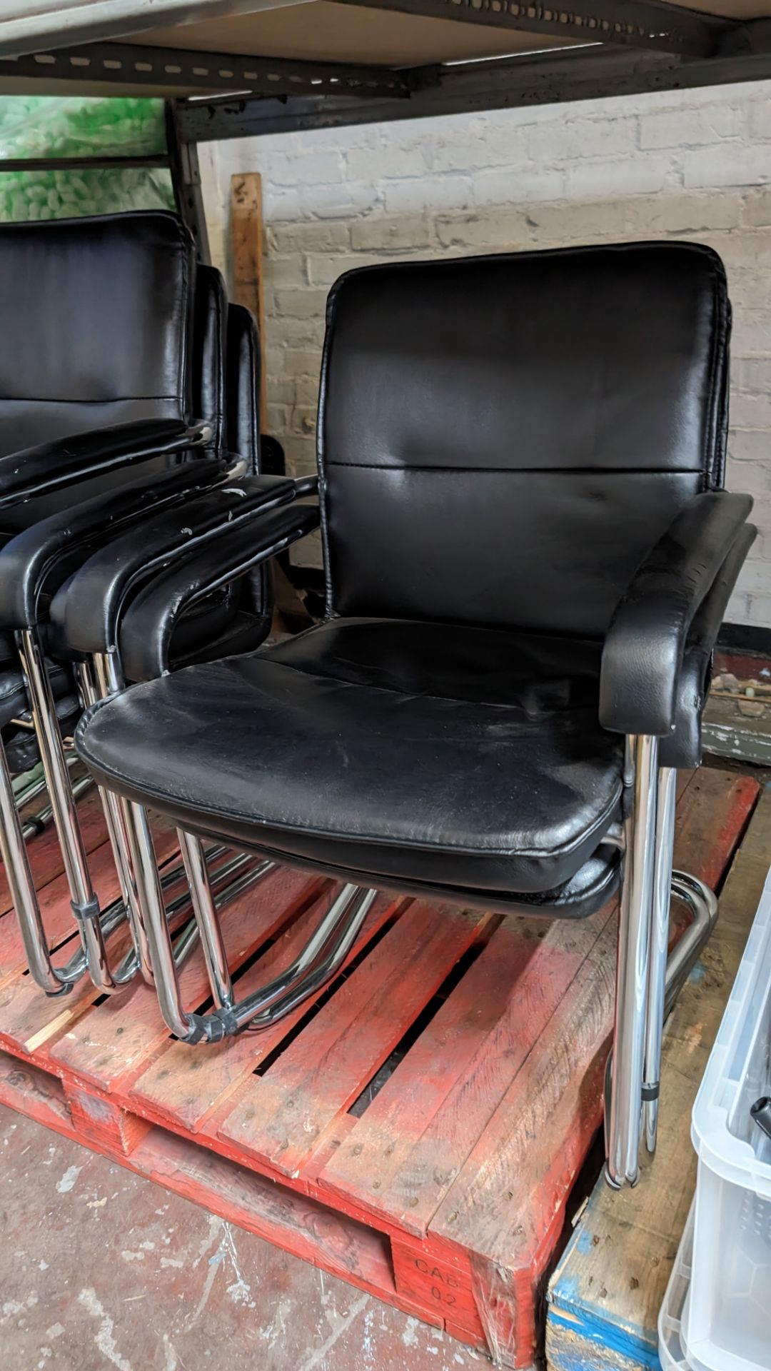 5 off matching stacking leather & chrome chairs - Bild 4 aus 6