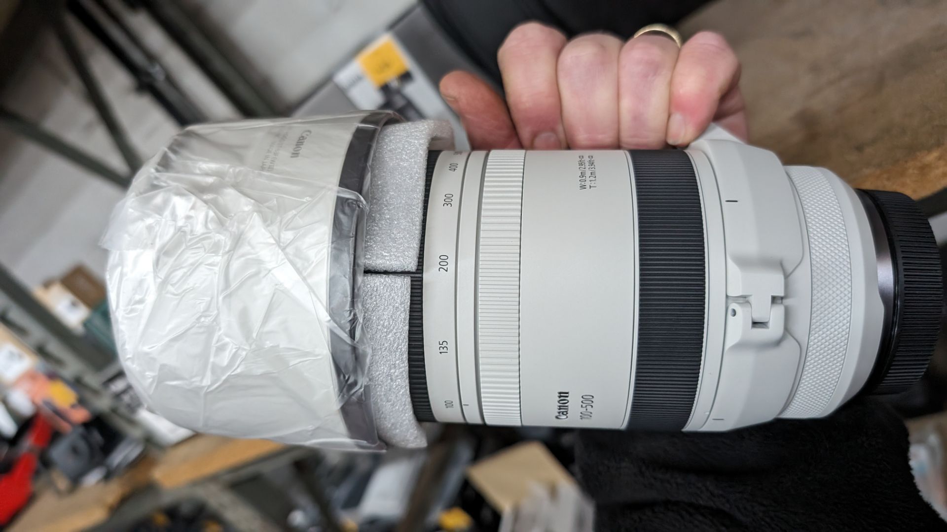 Canon RF 100-500mm lens, f4.5/7.1 L IS USM, including soft carry case and strap - Image 4 of 28