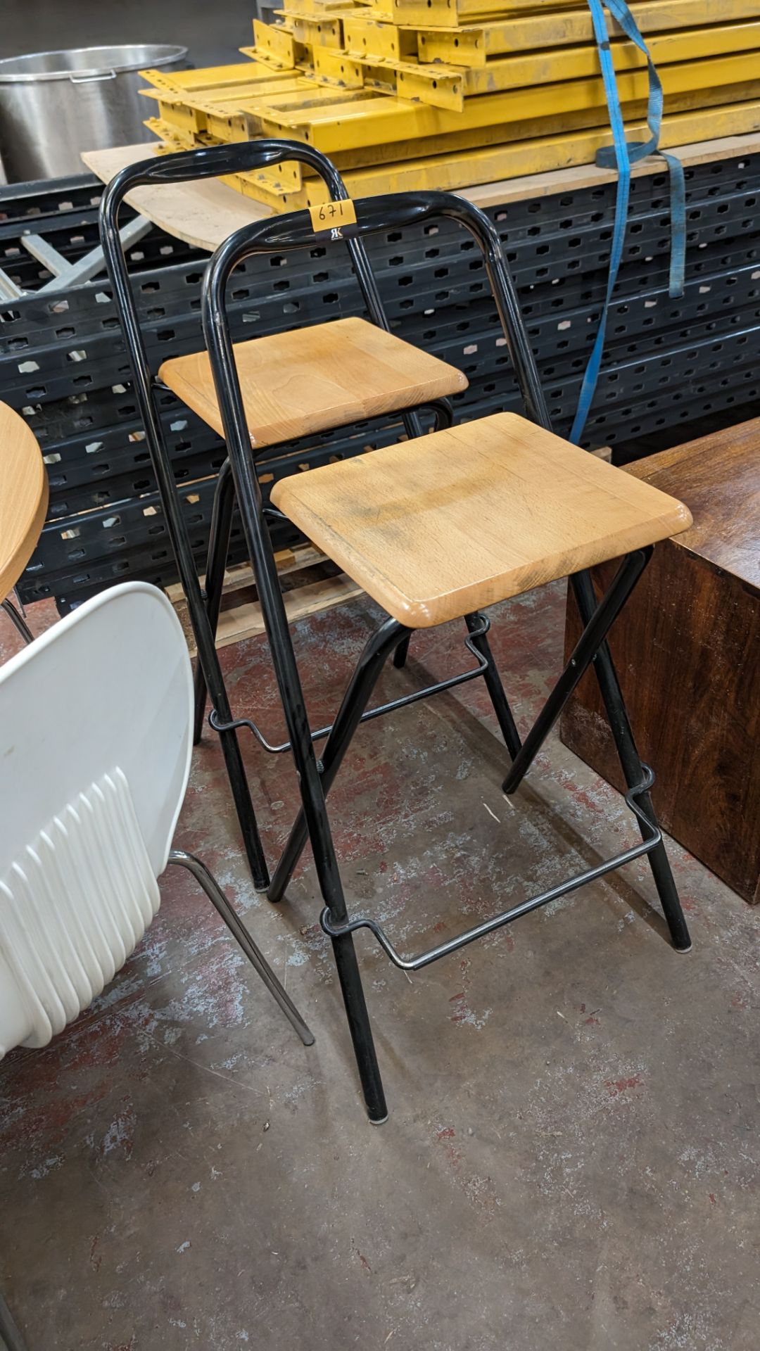 2 off folding chairs/stools - Bild 2 aus 4