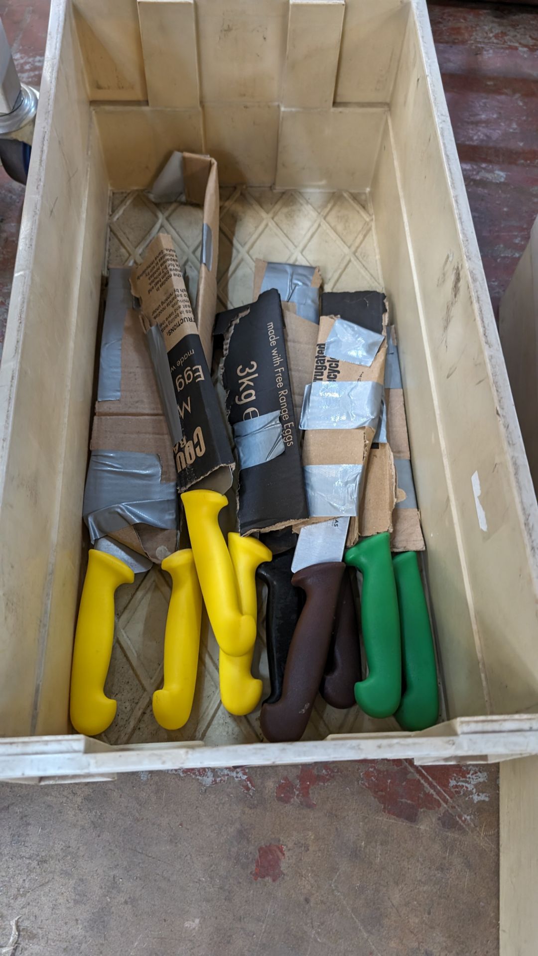 The contents of a crate of chefs knives - Bild 2 aus 4