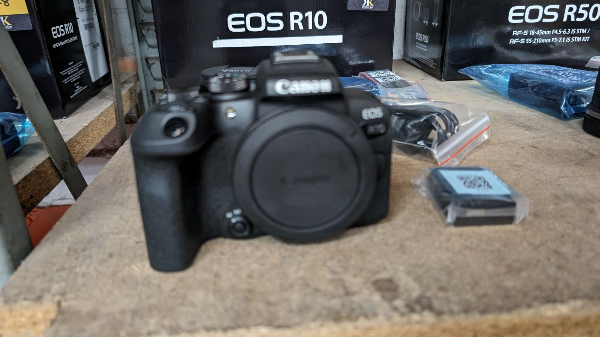Canon EOS R10 camera kit, including 18-45mm lens, plus strap, battery, charger, cable and more - Image 5 of 14