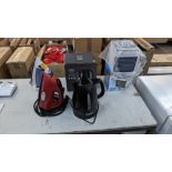 Mixed domestic appliance lot comprising 2 irons, 2 kettles and 1 mini portable air cooler