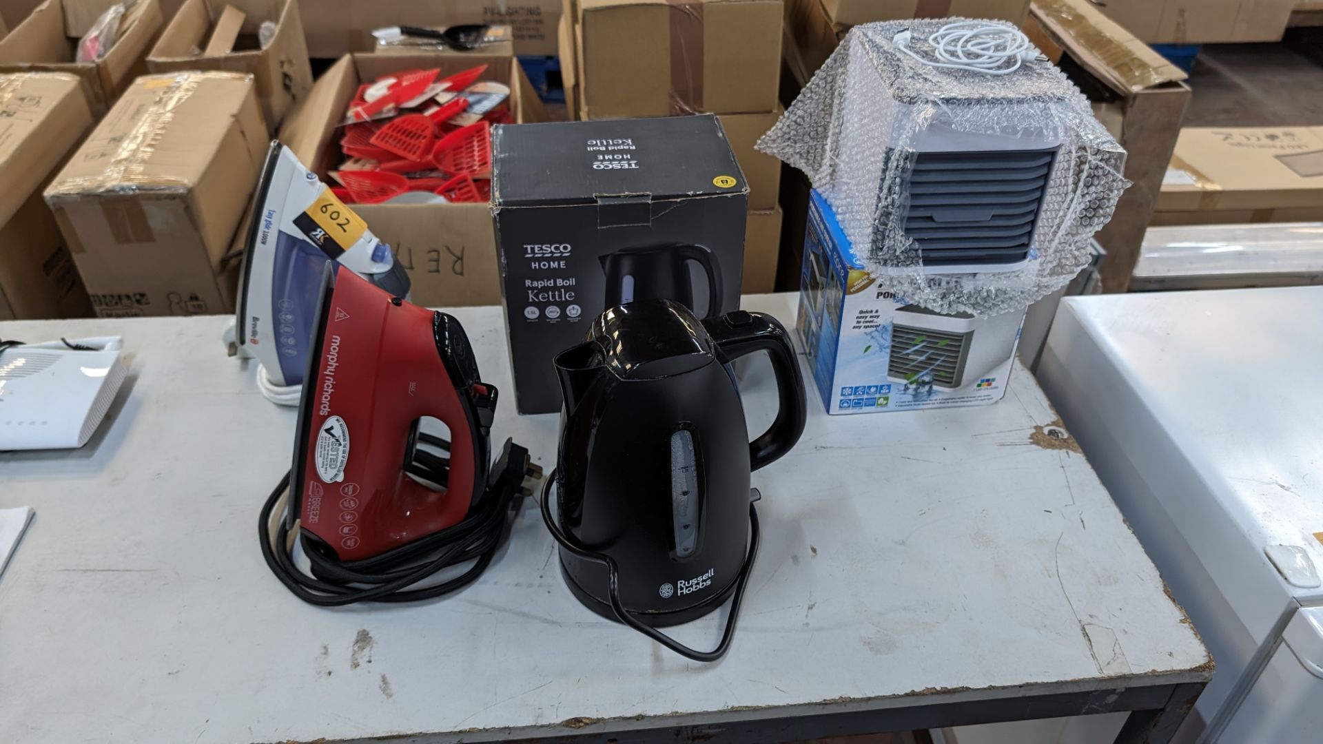 Mixed domestic appliance lot comprising 2 irons, 2 kettles and 1 mini portable air cooler