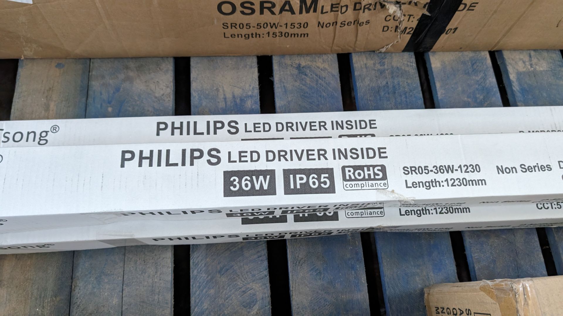 3 off Tsong 36w IP65 1230mm LED batten lamps with Philips LED drivers - Image 3 of 4
