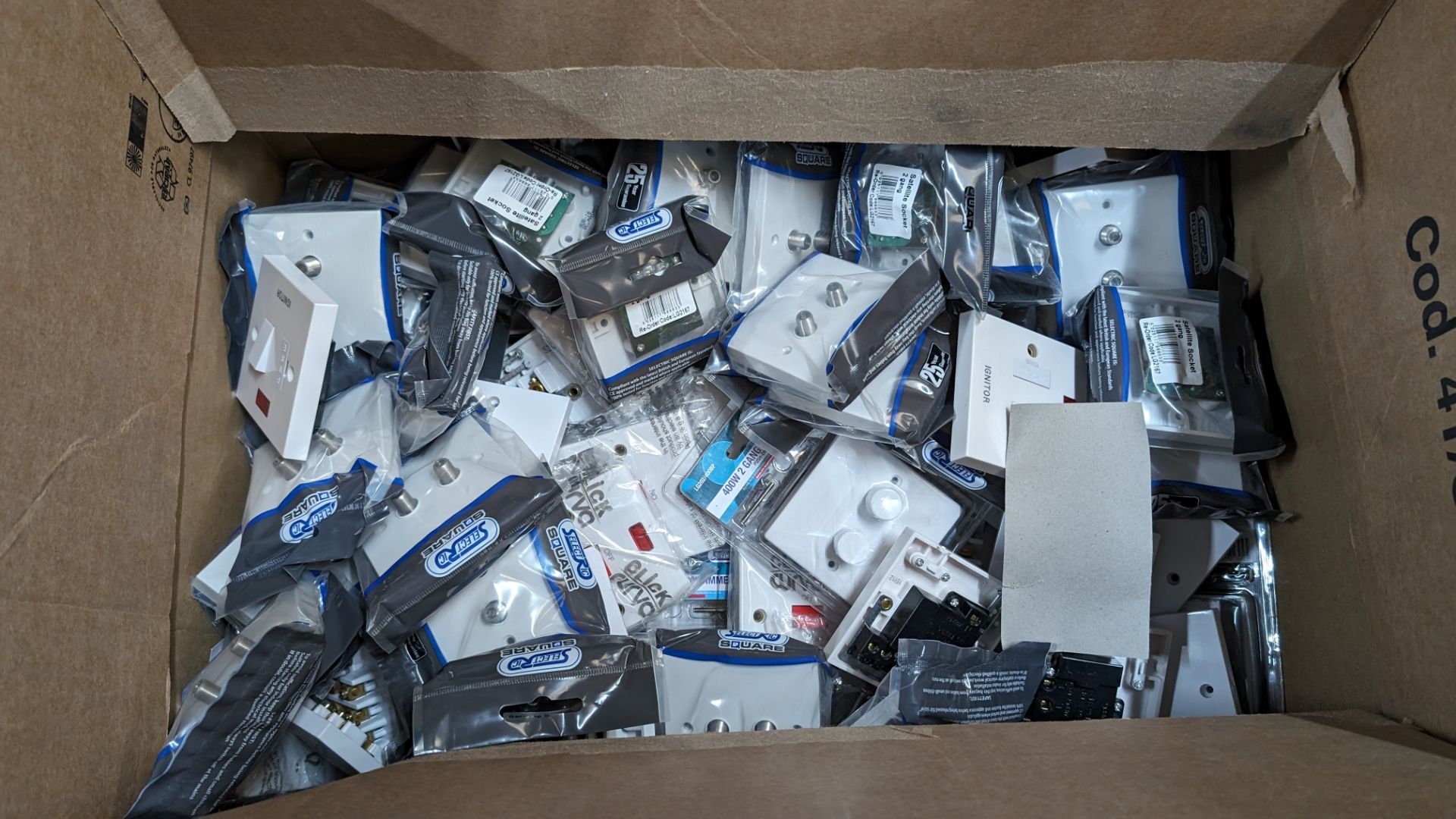 Box of assorted sockets and switches - Image 4 of 4