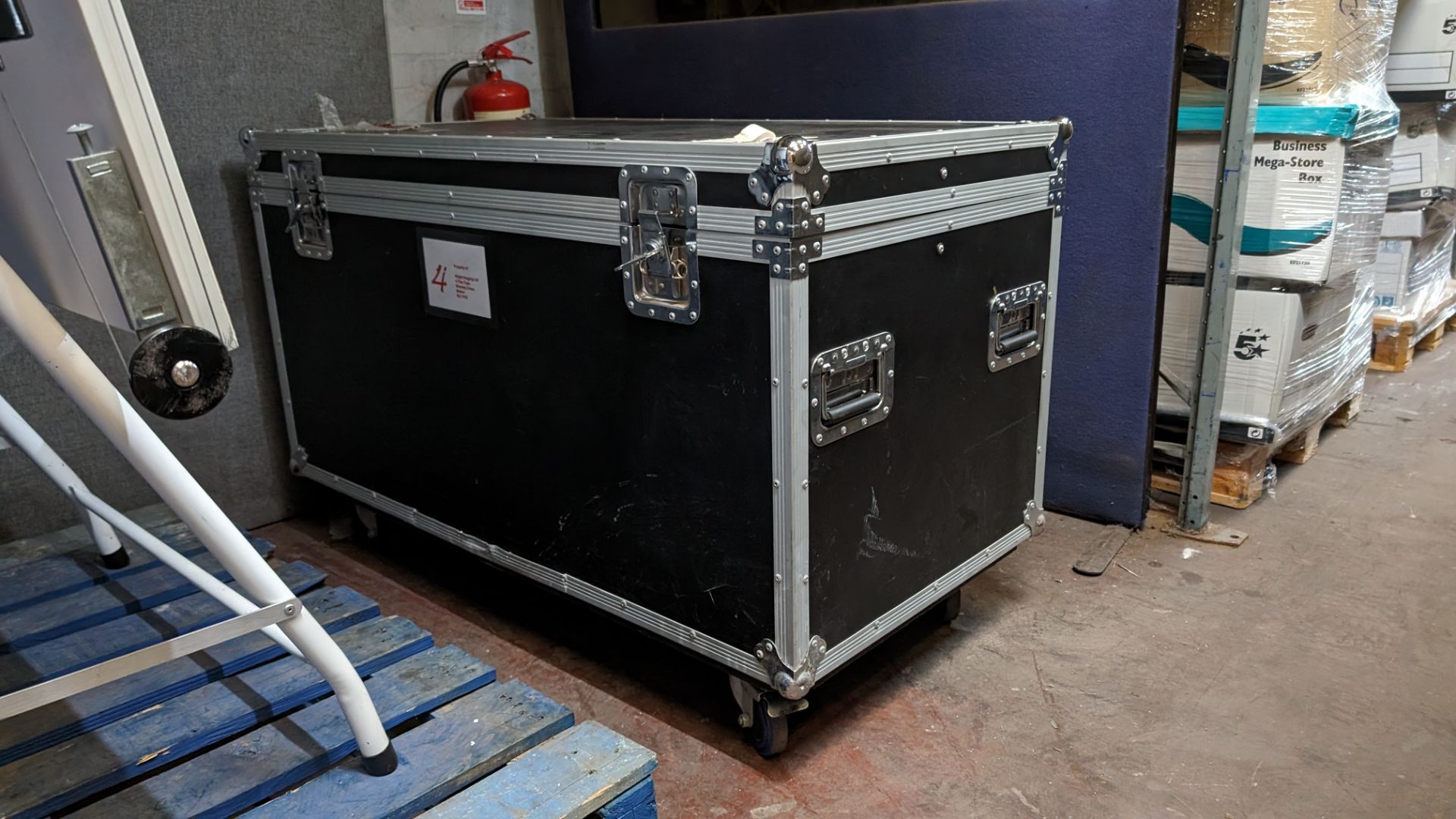 Large mobile flight case, external dimensions approx. 123cm x 78cm x 63cm