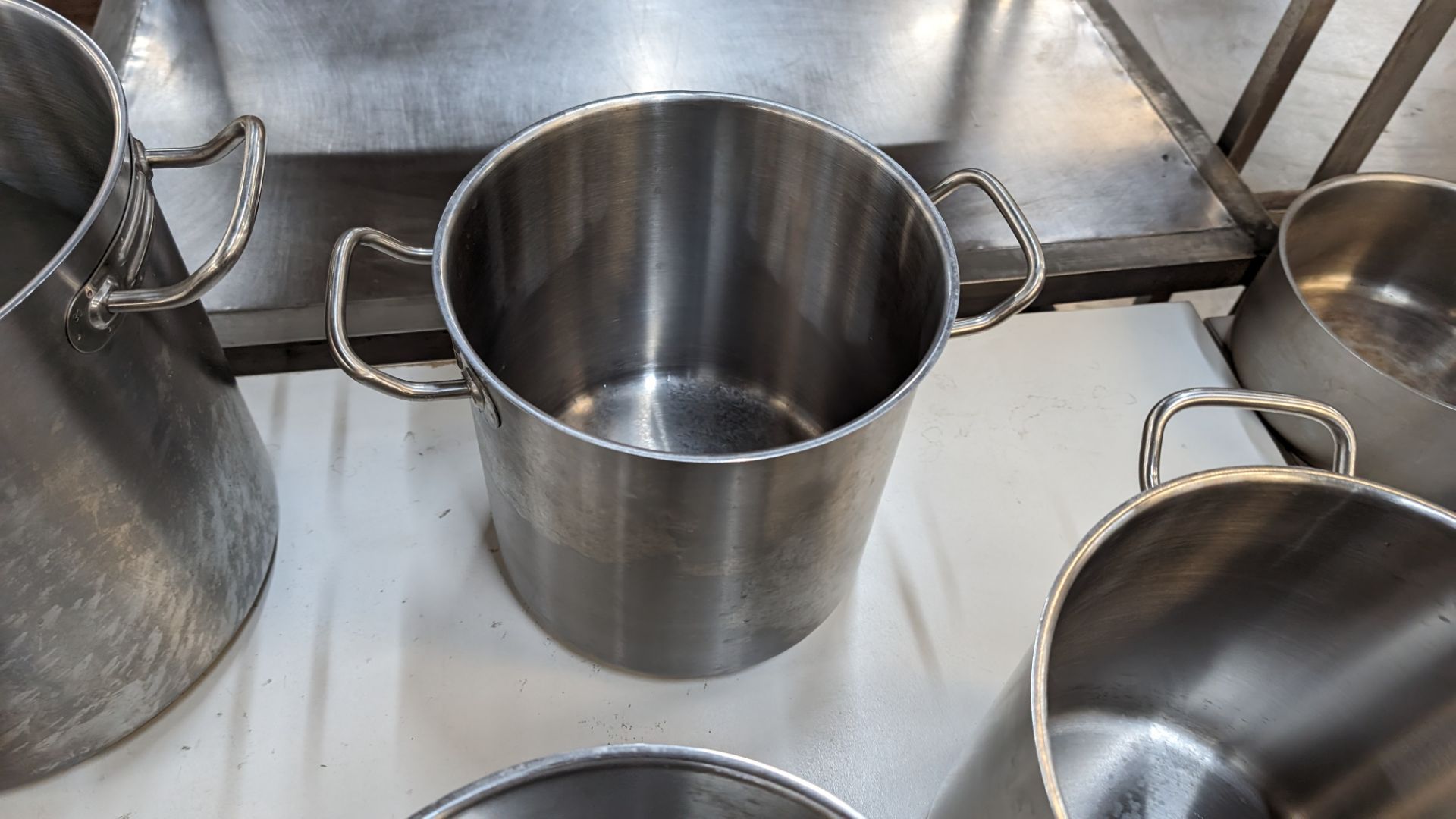 7 assorted large stock pots and similar - Image 7 of 9