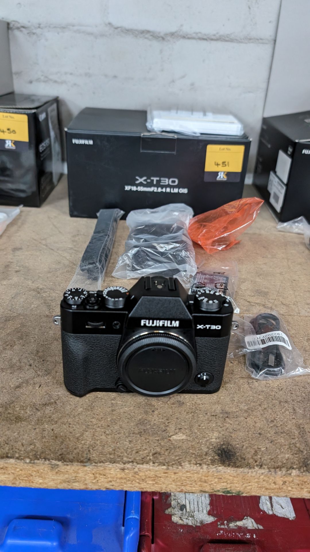 Fujifilm X-T30 camera, including battery, charger, cables, strap and more. NB: no lens - Bild 2 aus 12
