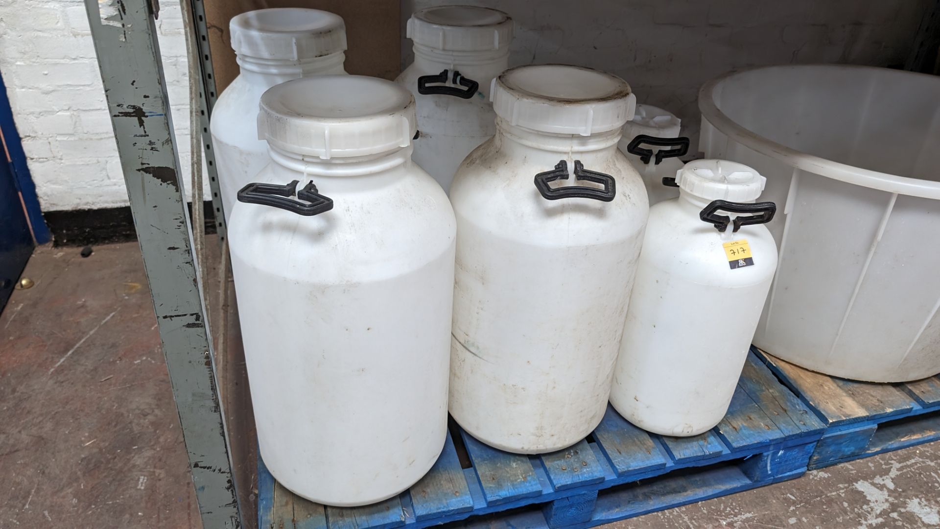 6 large and extra large plastic milk churns with lids - Bild 3 aus 4