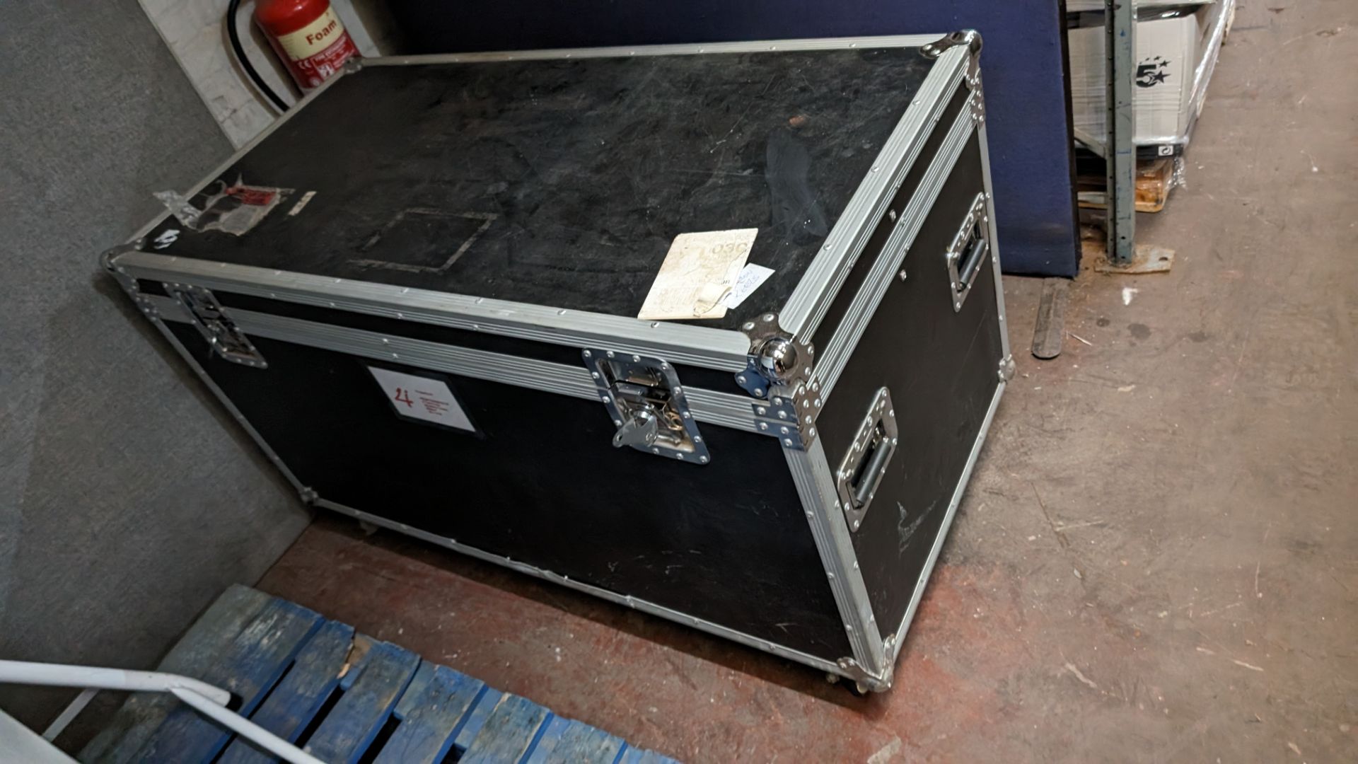 Large mobile flight case, external dimensions approx. 123cm x 78cm x 63cm - Image 6 of 7