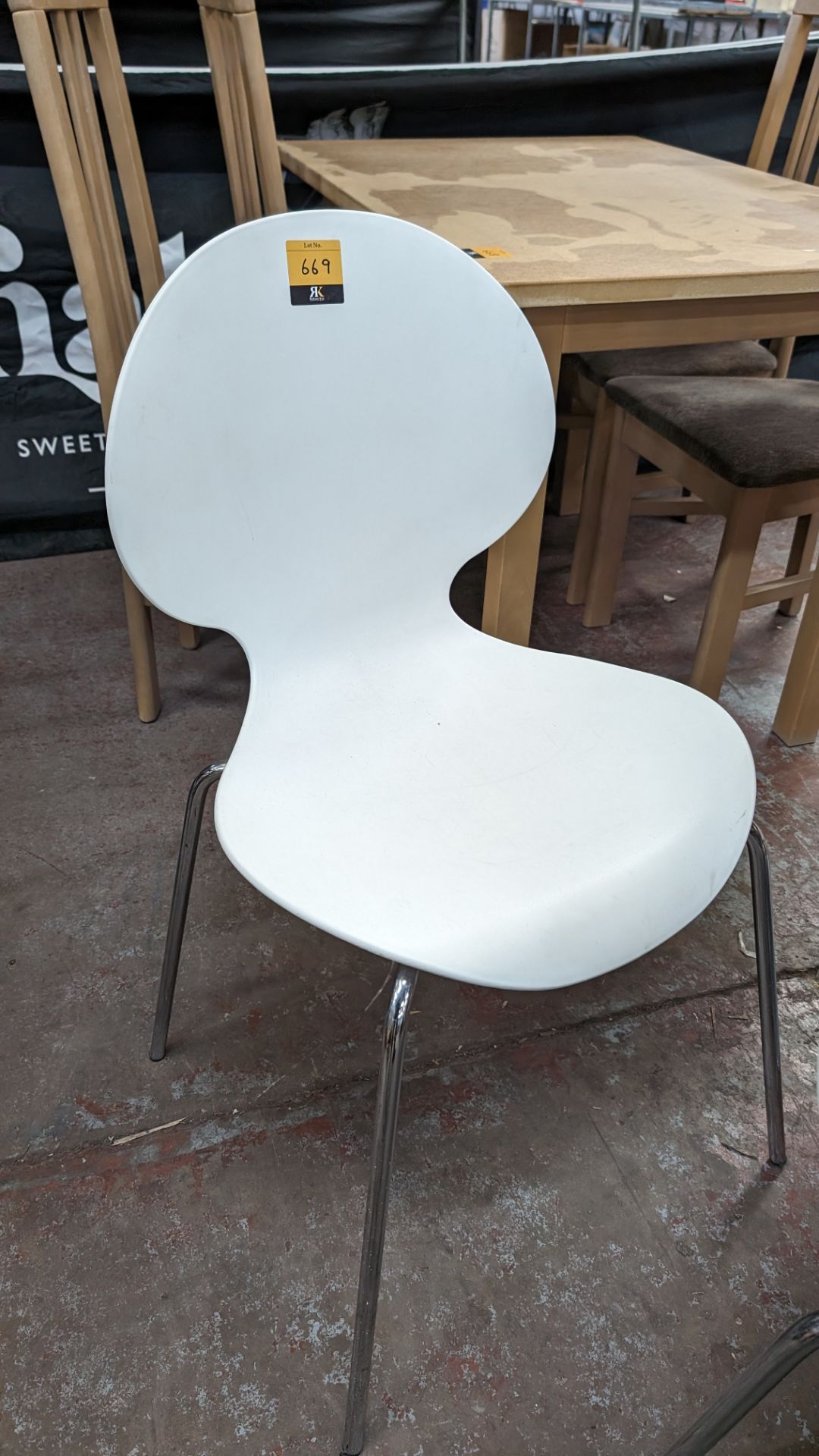 4 off matching white chairs on metal legs - Bild 4 aus 5