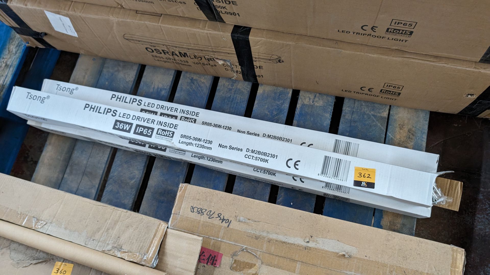 3 off Tsong 36w IP65 1230mm LED batten lamps with Philips LED drivers - Image 2 of 4