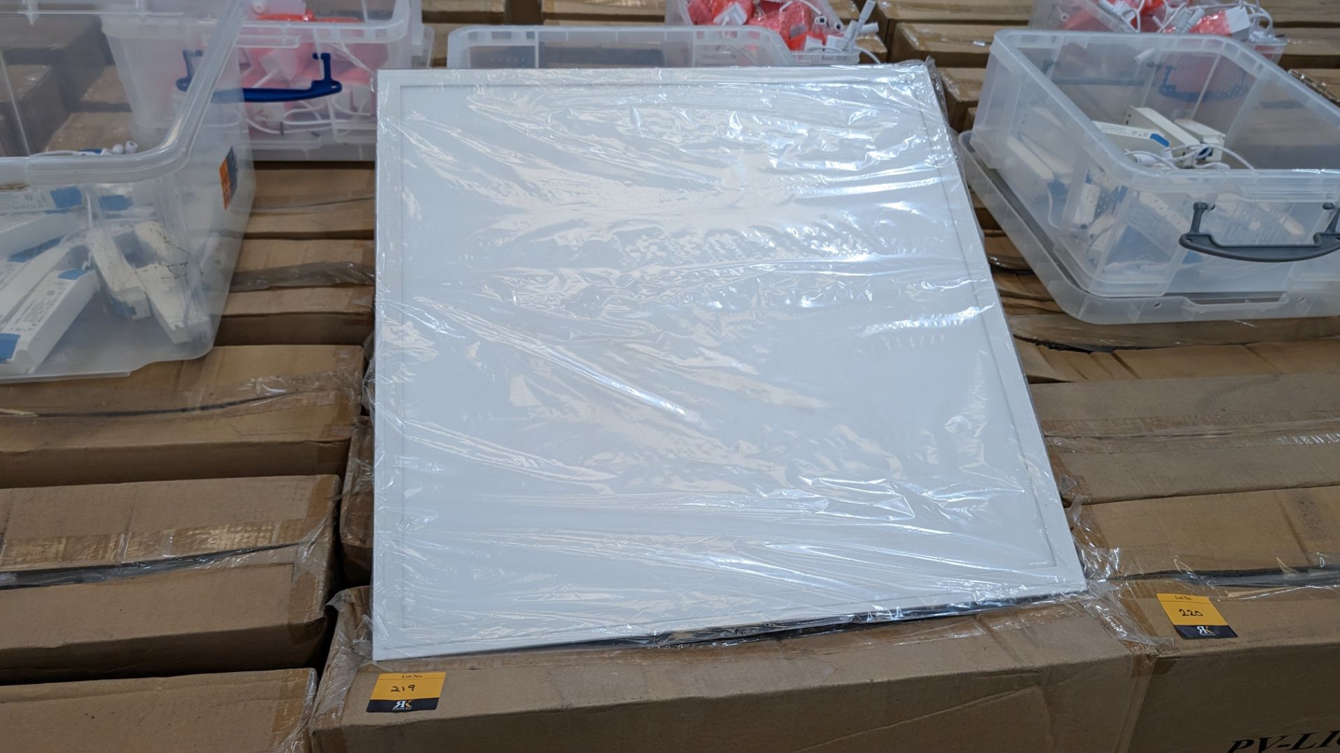 20 off 595mm x 595mm 32/36w 5500k 4320 lumens cold white LED lighting panels. This lot comprises 5 - Bild 3 aus 7