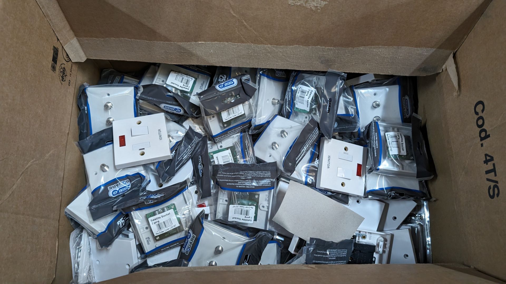 Box of assorted sockets and switches - Image 3 of 4