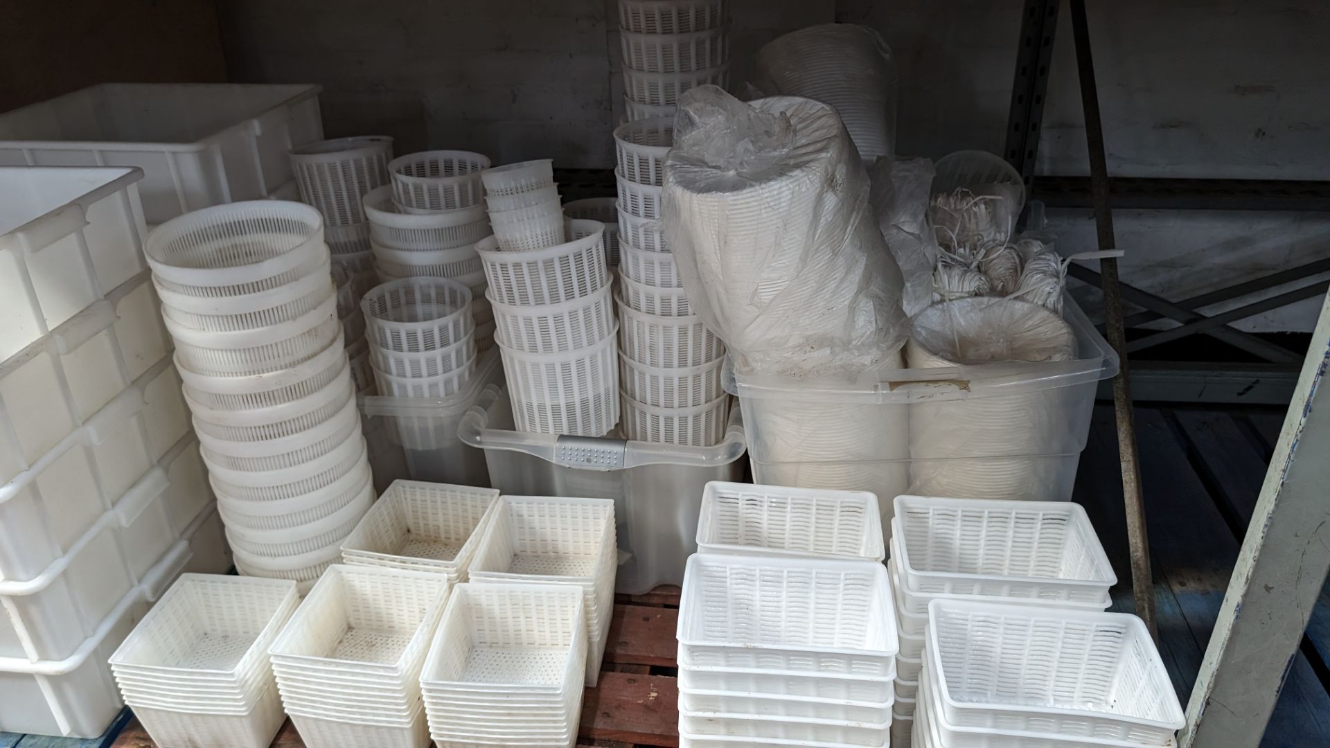 Quantity of plastic receptacles, comprising the contents of a pallet, plus small tubs above same (as - Bild 9 aus 10