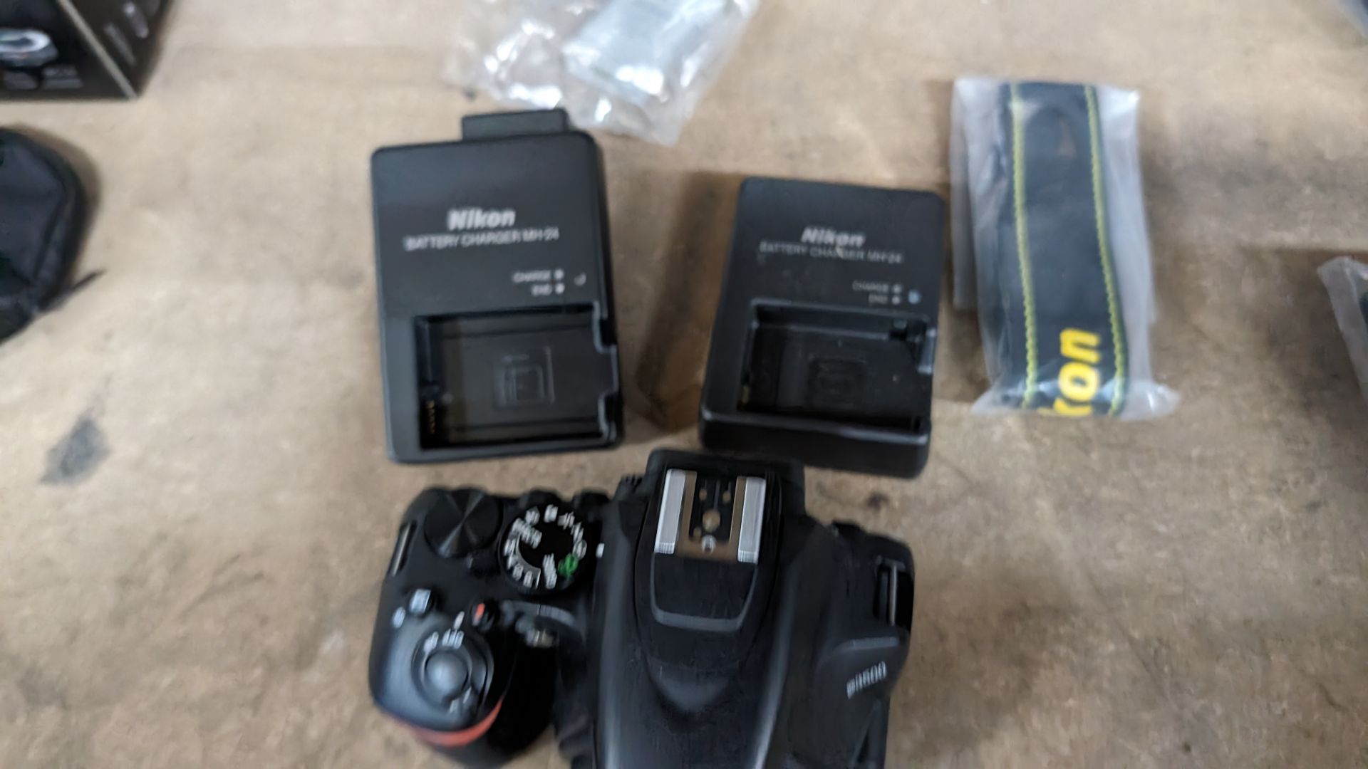 Nikon D3500 camera. Although this camera is in a box for a kit including a lens, this lot just comp - Bild 3 aus 8