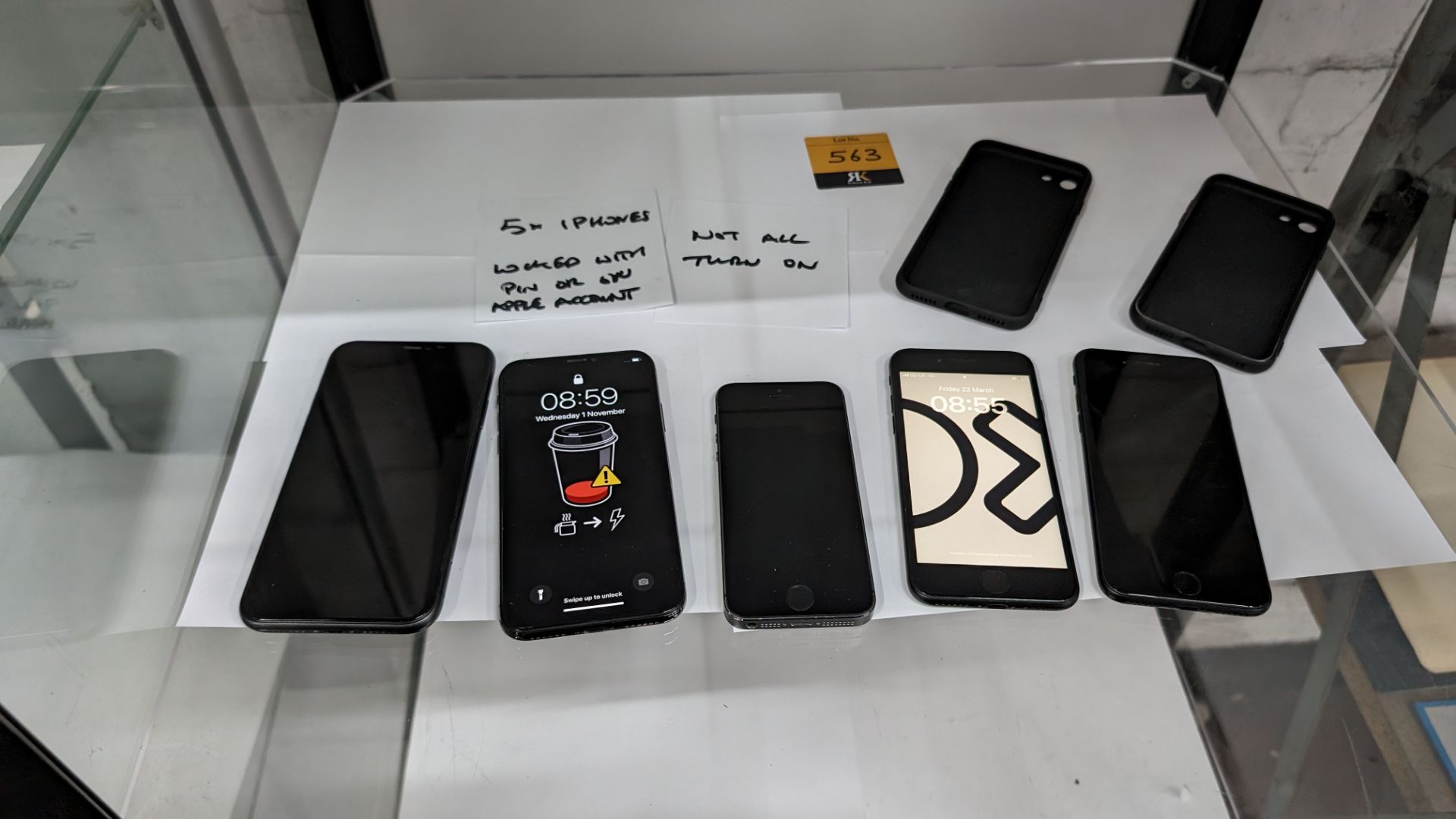 5 off assorted iPhones - these all belonged to a company in Liquidation. However, they are all lock - Bild 13 aus 13