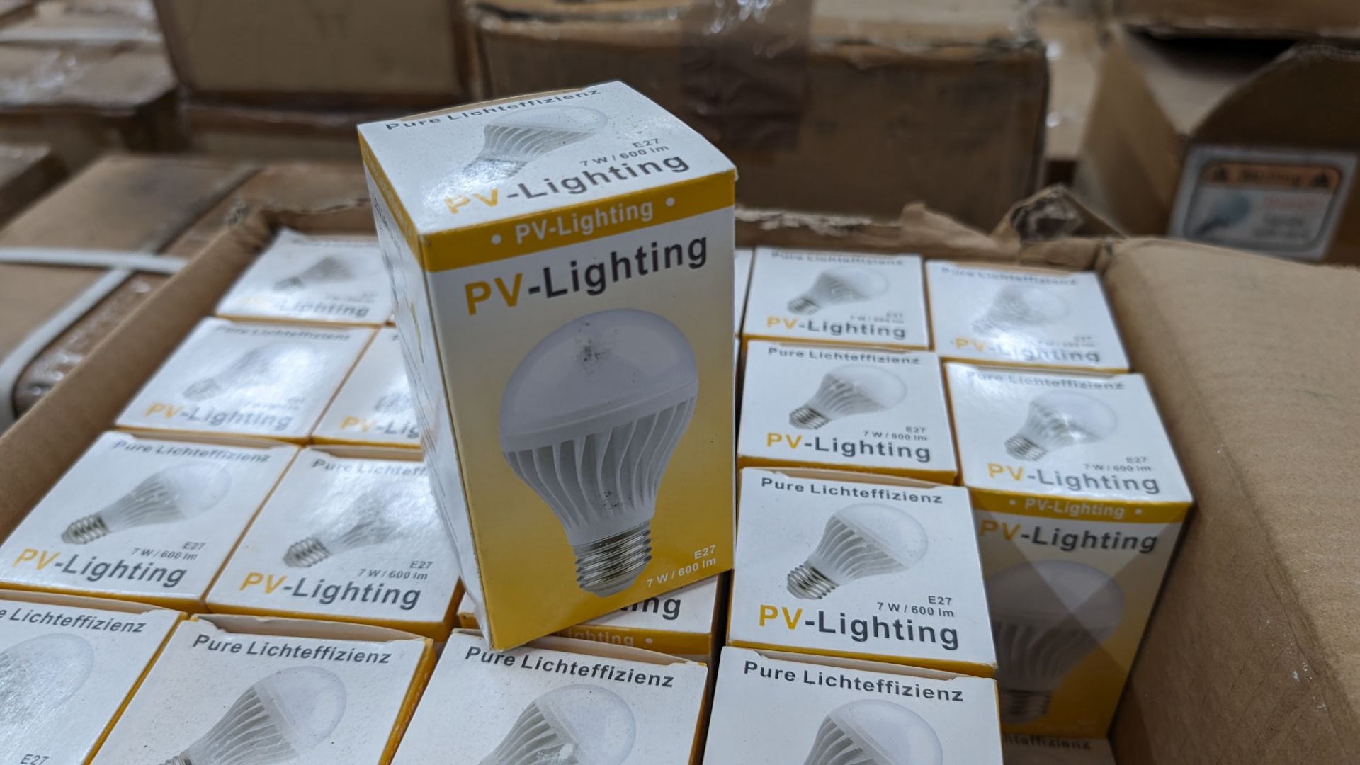 Approximately 97 A60 LED bulbs, 7w, 600 lumens, 25000 hours, warm white - 1 carton - Bild 4 aus 4