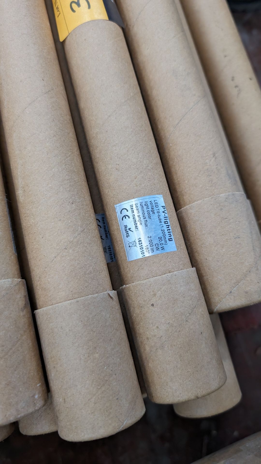 The contents of a pallet of T8 1200mm 20w 2000 lumens LED lighting tubes, approximately 44 pieces in - Image 3 of 5