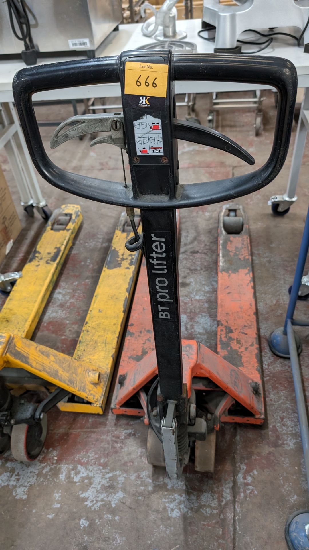 Euro pallet truck, 2,300kg - Image 4 of 5