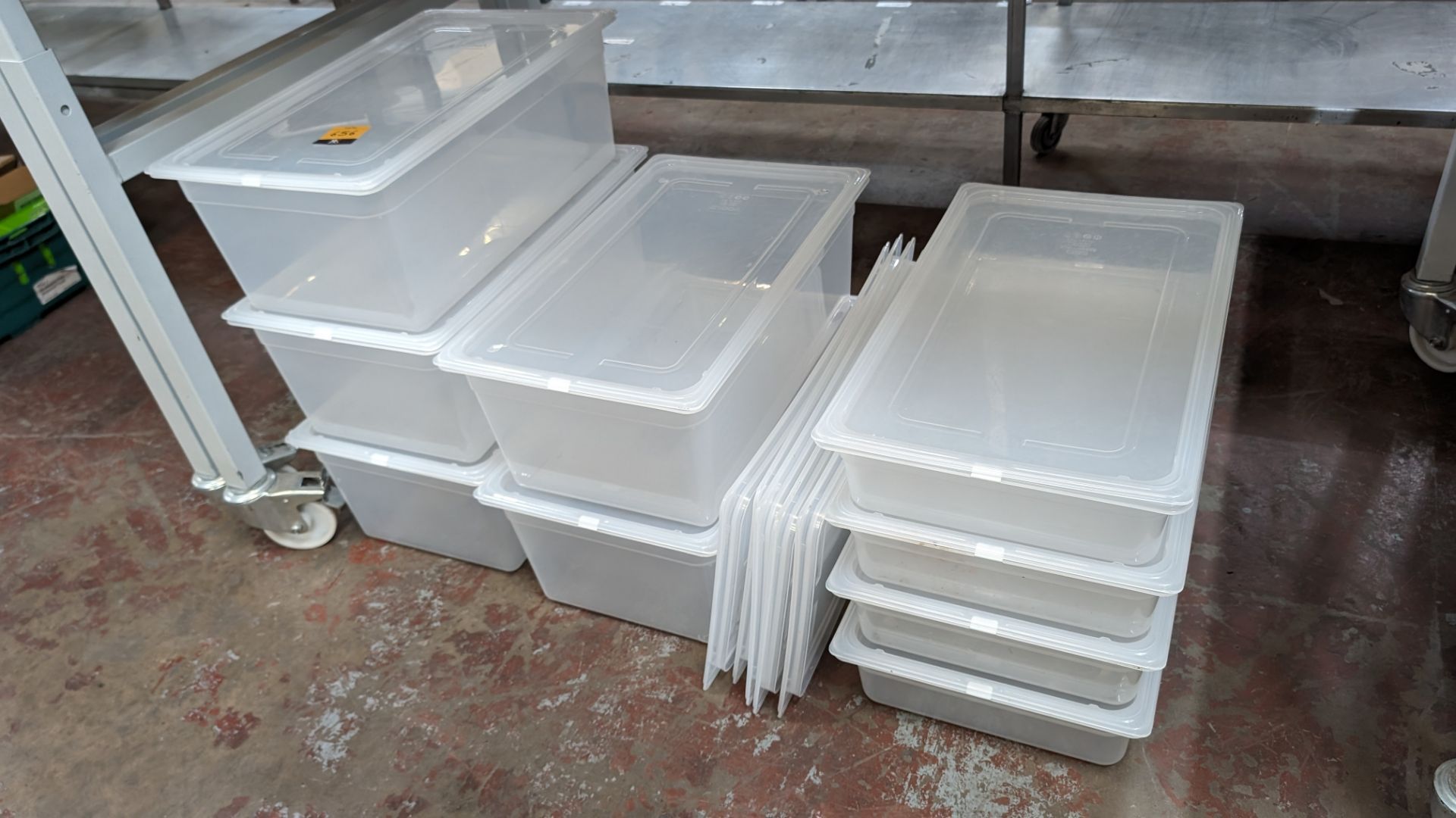 Quantity of plastic crates and lids - gastronorm sized - Image 4 of 4