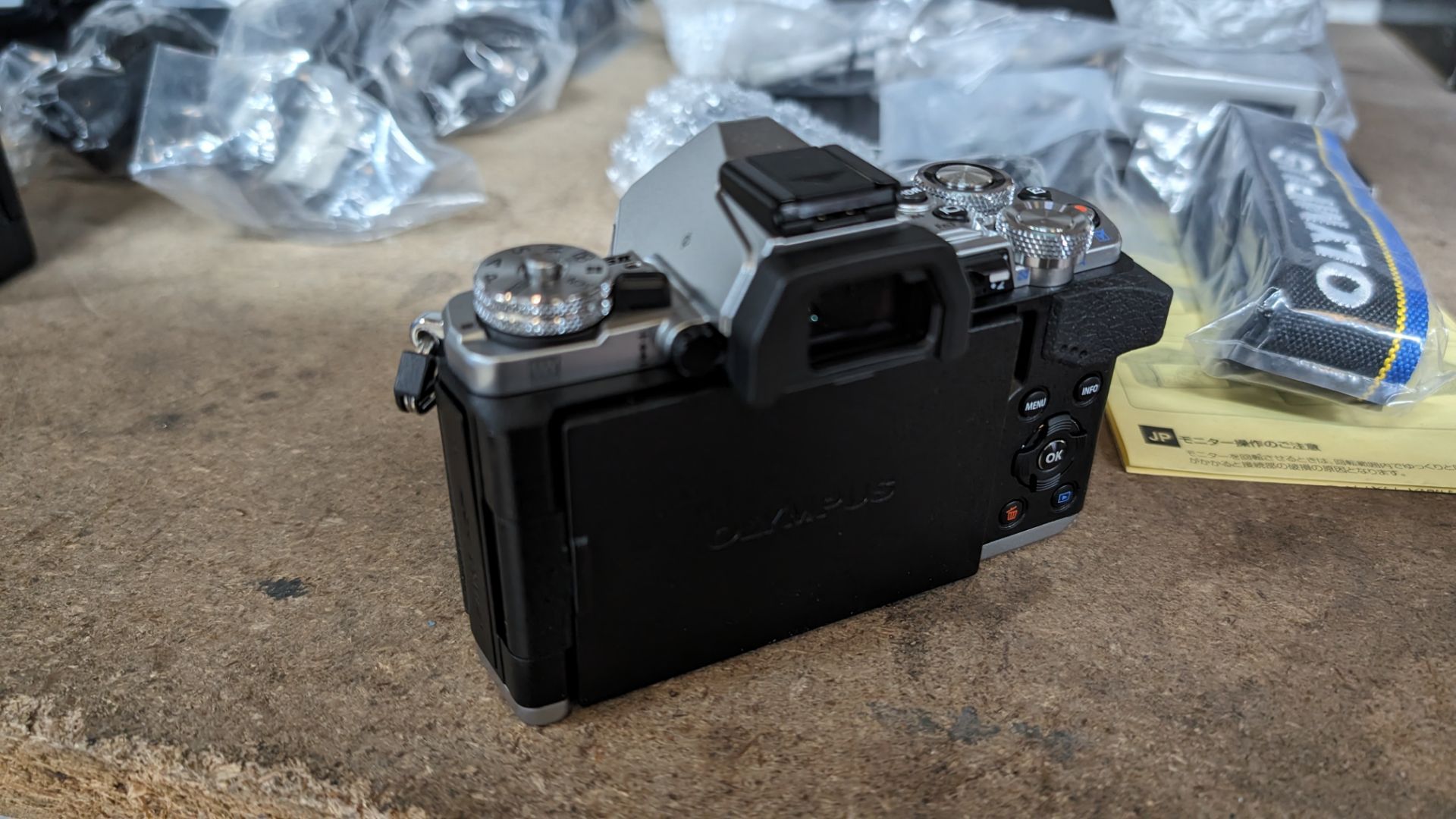 Olympus OM-D E-M5 Mark II camera kit, including camera body, electronic flash, strap, battery, charg - Bild 9 aus 12