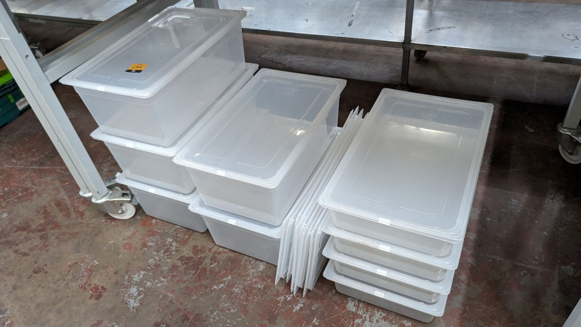 Quantity of plastic crates and lids - gastronorm sized - Image 3 of 4