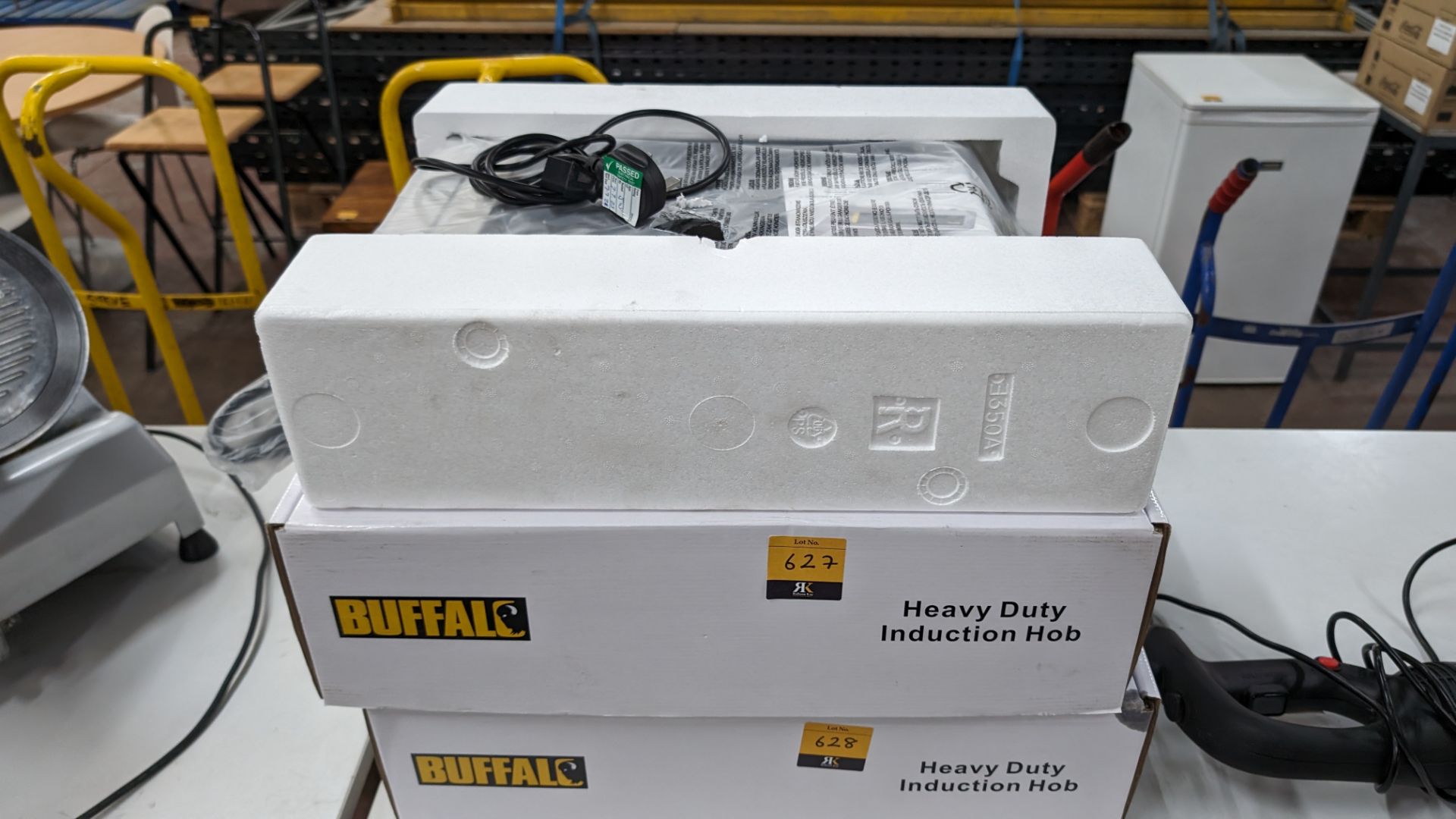 Buffalo heavy duty induction hob - includes box and appears new and unused - Image 2 of 7